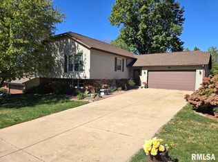 1913 Quail Hollow Rd, Pekin, IL 61554