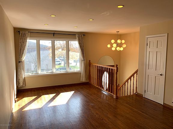 4th image of 86 Redwood Ave #2
