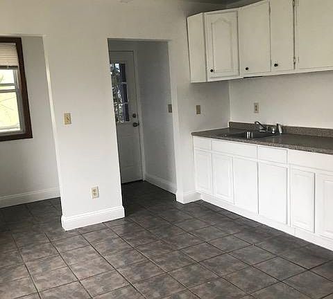 4th image of 909 Maplewood Ave #3