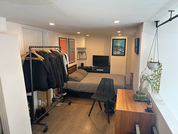 5th image of 149 Franklin St APT 4F