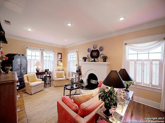 3rd image of 118 W Rosewood Ave