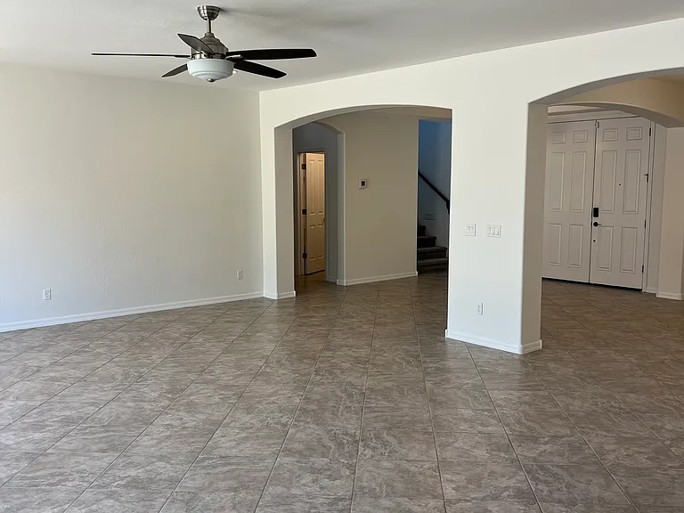 2901 E Iris Dr — Photo 4