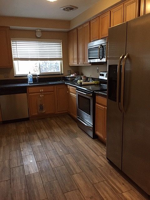 Granite and Stainless appliances