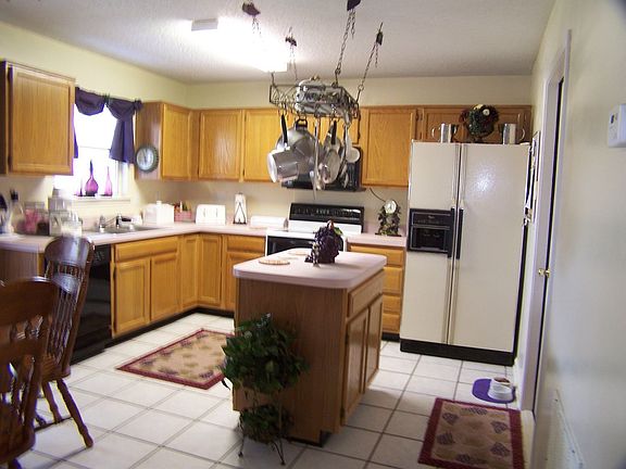 eat in kitchen w/ food prep island