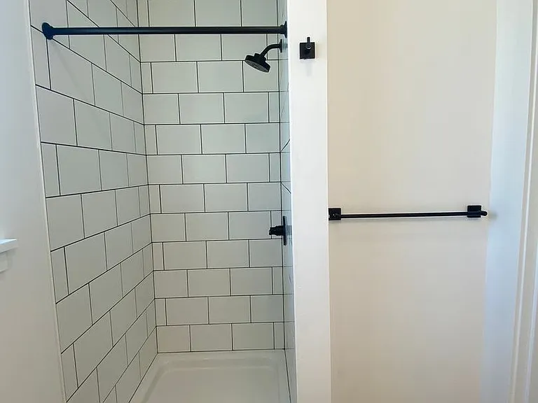 Welcome to Lakeview! - Live in Luxury & Style in the heart of Eastlake — Photo 20