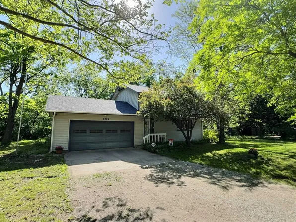 3209 Royer West Dr, Newton, KS 67114