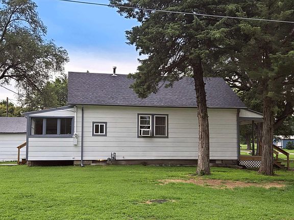 2nd image of 301 N Poplar St