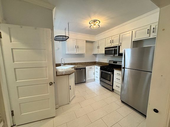 5th image of 305 Hurley Ave