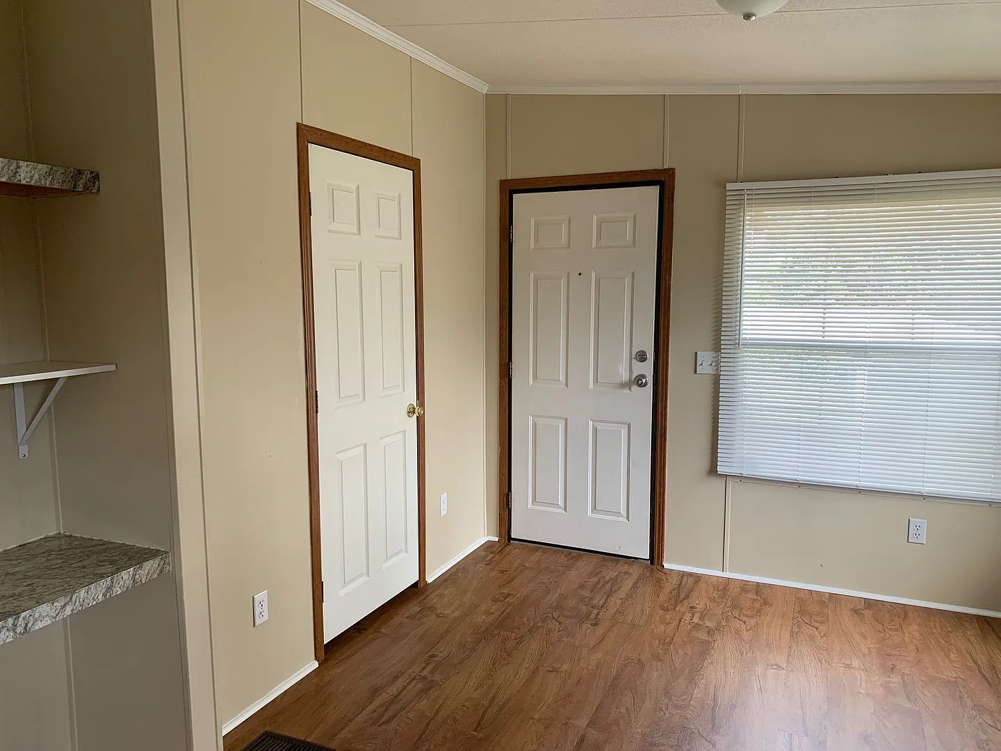 Spacious 3 Bed/2 Bath Home - Large Corner Lot - Split Floor Plan - 2 Car Carport - No Pets — Photo 3