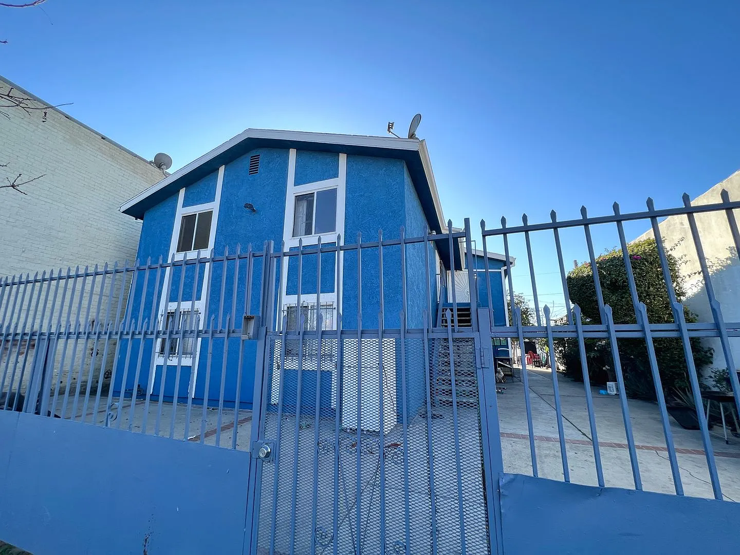 8925 Broadway — Photo 2