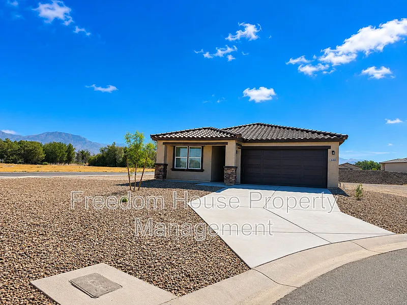 4 bed, 2.0 bath, 1815 sqft, $1,836 — Photo 2