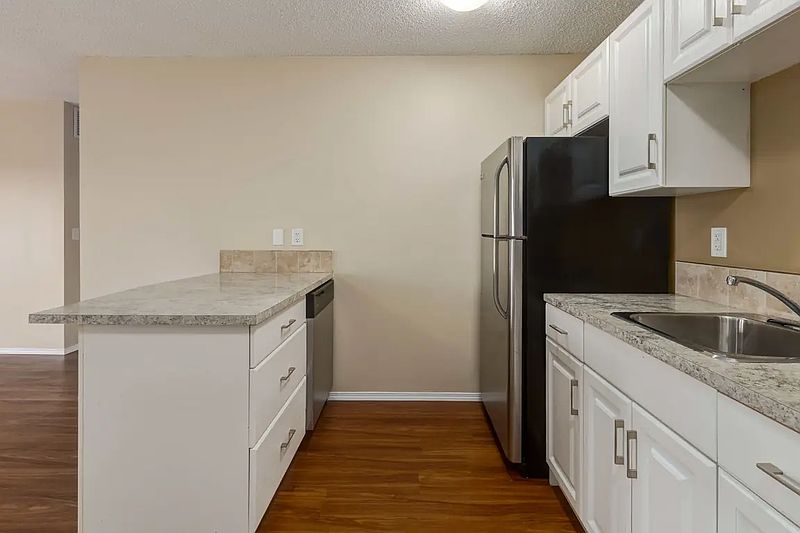 Edmonton Apartment for rent - 2 Bedrooms — photo 9