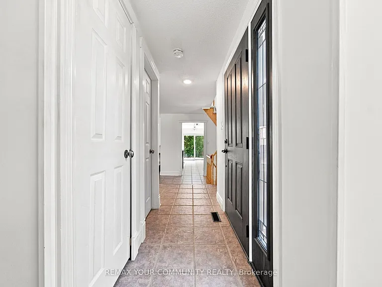 1544 Greenbriar Dr — Photo 3