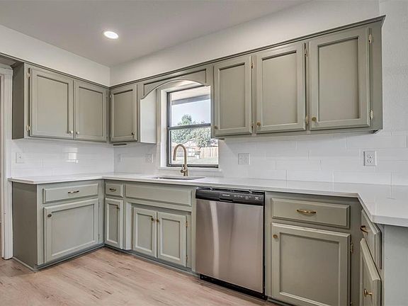 5th image of 8736 NW 84th St