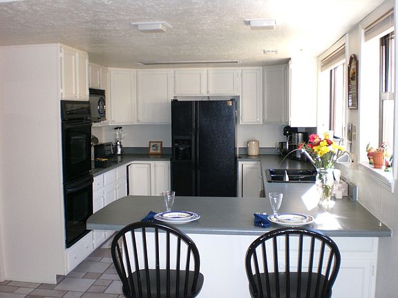 Kitchen w/ new appl