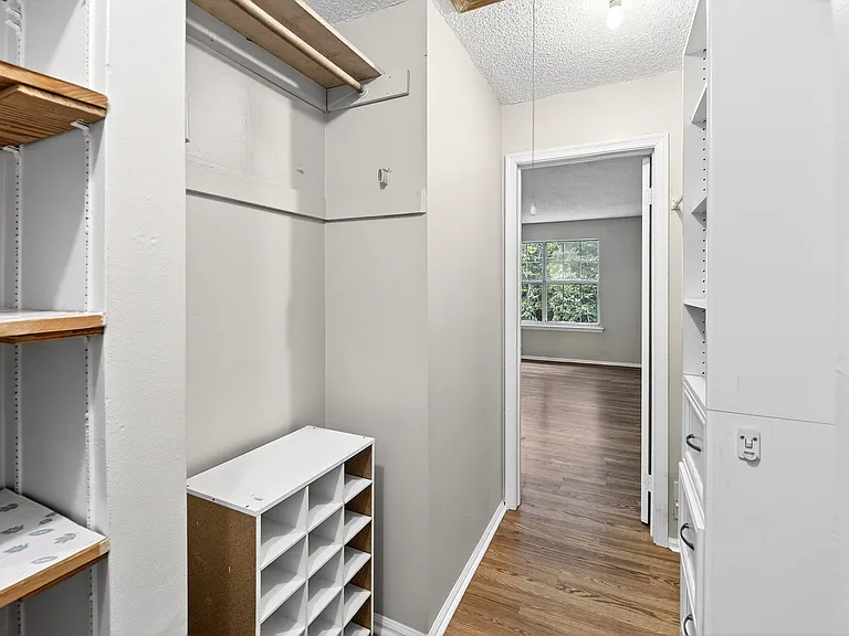 Primary bedrm walk in closet