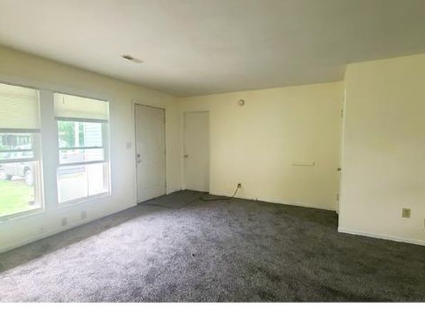 2824 E Maplewood Dr
