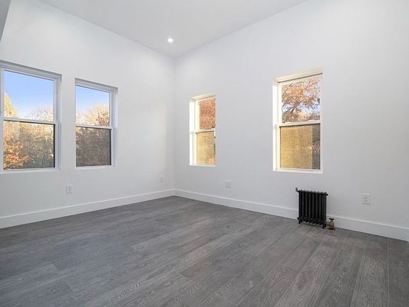 2nd image of 206 Nassau Ave #3L