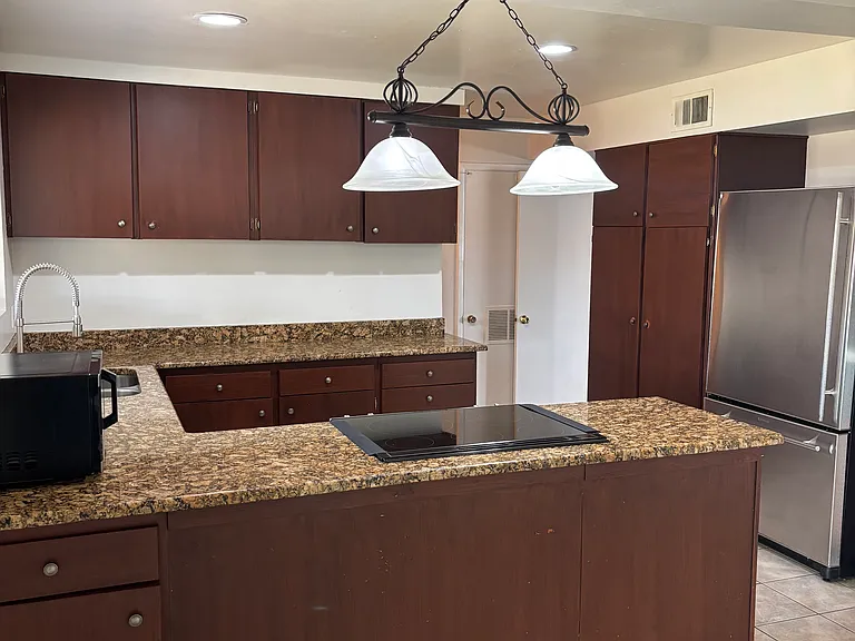 Kitchen with all major appliances