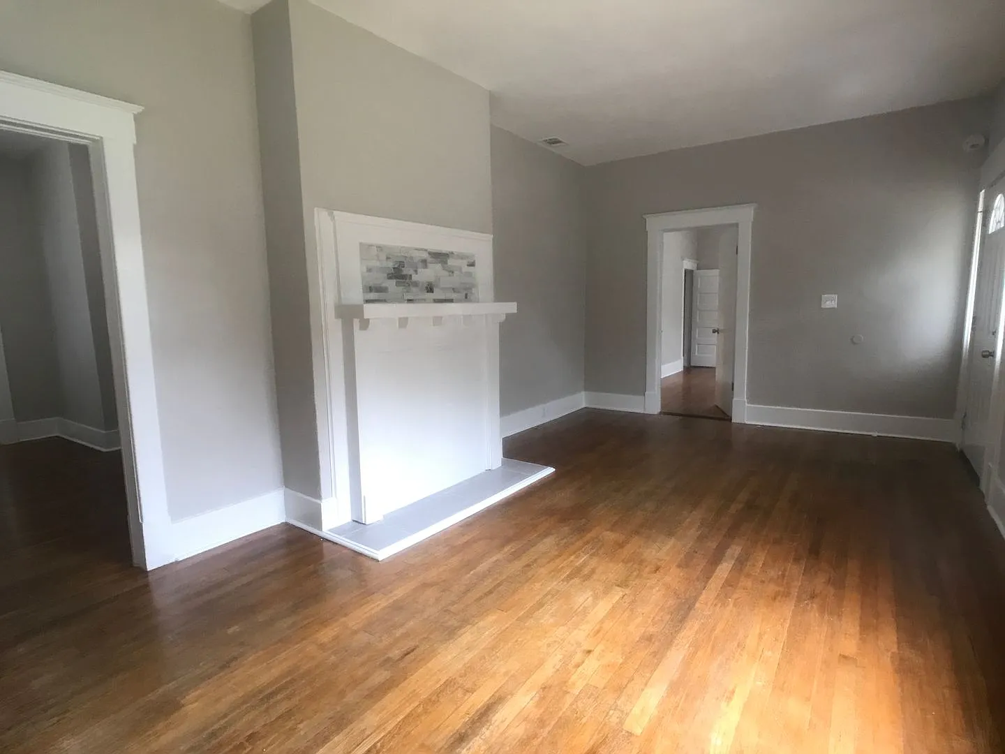 Hassle-Free Move-In No Deposit + First Month Free! Three Bedroom Home Near Daffin Park — Photo 2