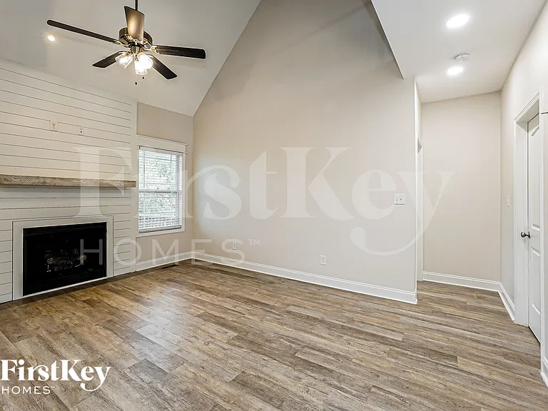 1025 Shirley Dr — Photo 3