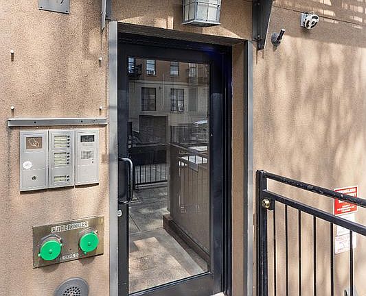 3rd image of 447 W 47th St