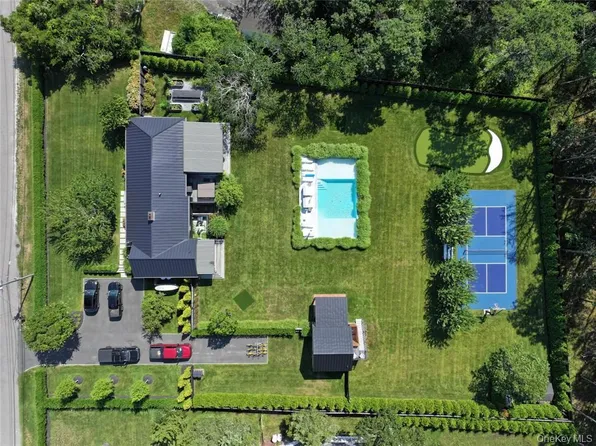 32 Inlet Rd W, Hampton Bays, NY 11946