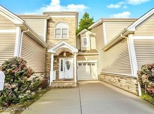 70 Topside Ln, Staten Island, NY 10309