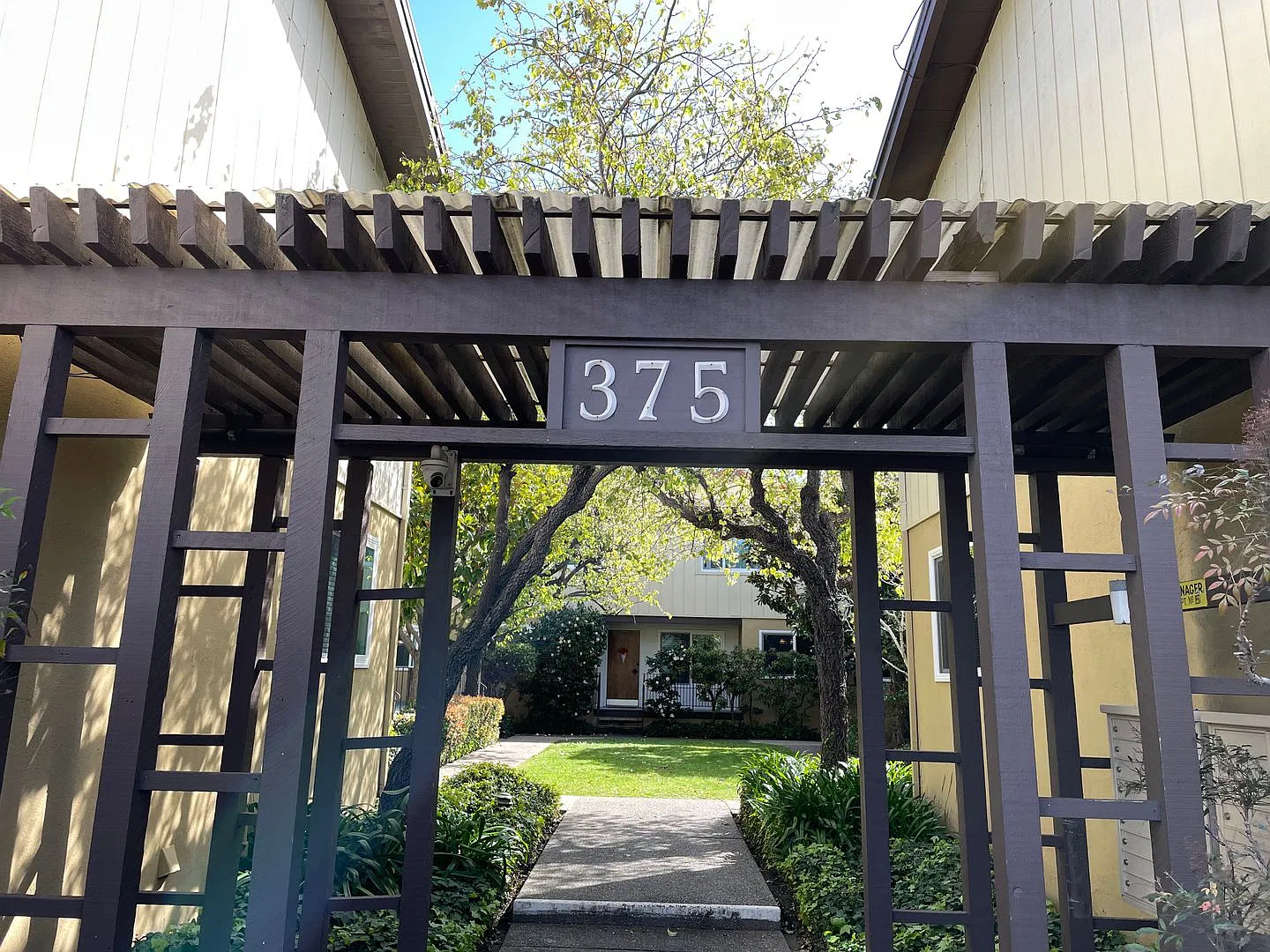 375 Richmond Dr — Photo 2