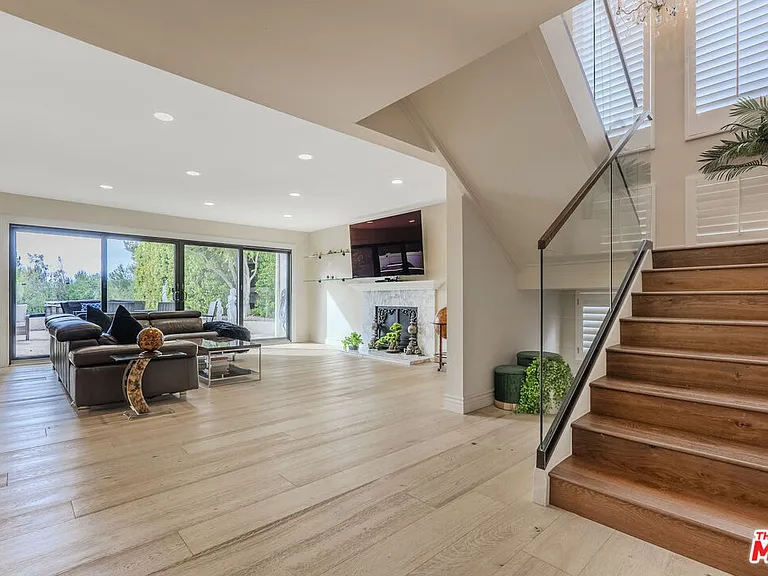 2637 Angelo Dr — Photo 32