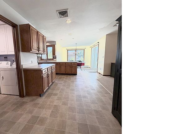 3rd image of 1822 Stratfield Road