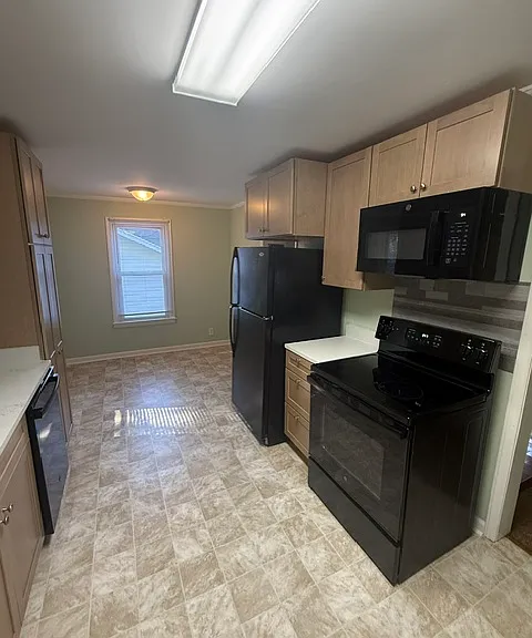 121 Spring Garden St — Photo 3