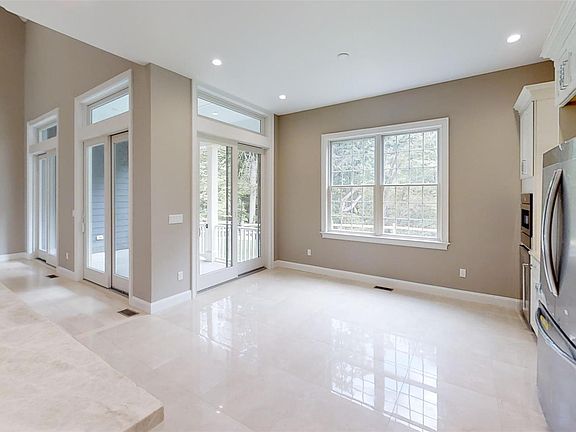 4th image of 550 Moriches Road