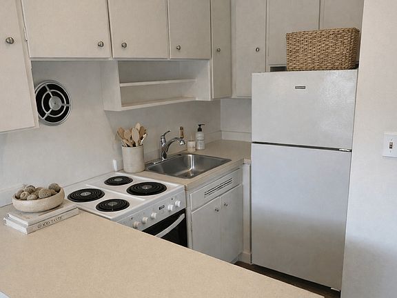 3rd image of 2117 Waverly Pl N #17327336