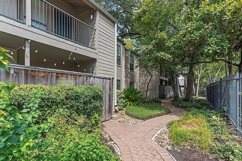 1 bed, 1.0 bath, 828 sqft, $1,300 — Photo 2