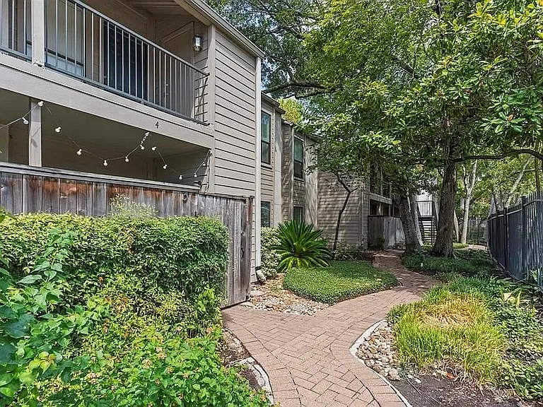 1100 Augusta Dr #3 — Photo 2