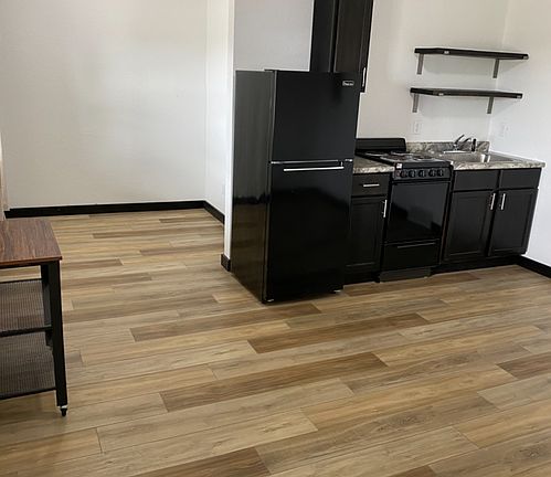 5th image of 907 S Broadway St #32