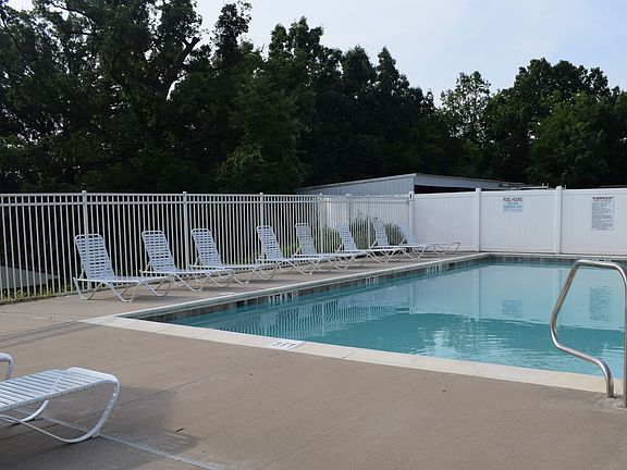 4th image of 827 Southwest Blvd #P