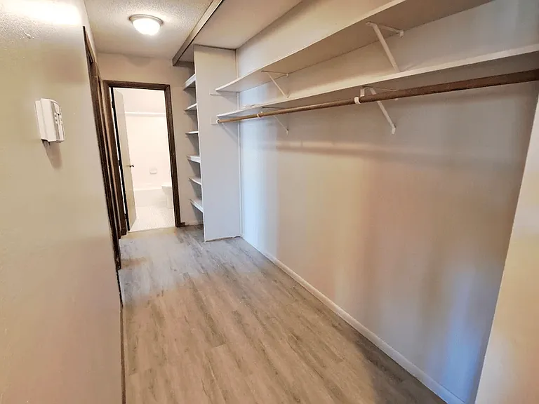 Twin Lakes Apartments — Photo 4