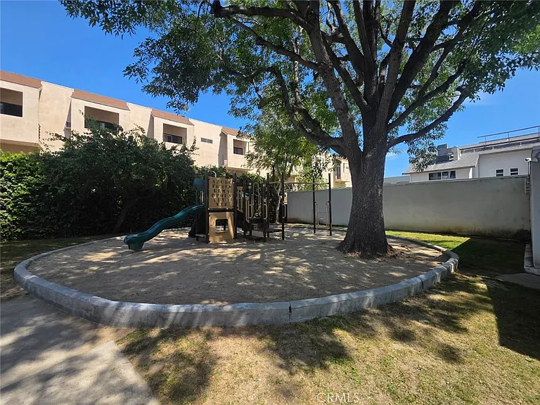 18601 Collins St #D7 — Photo 16