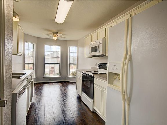3rd image of 816 Cooper Ln