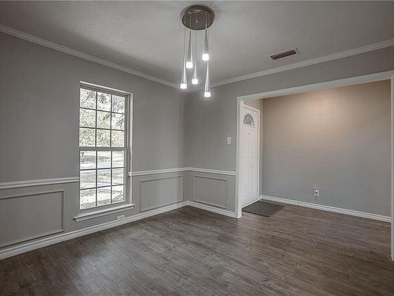 5th image of 946 Crestwood Cir