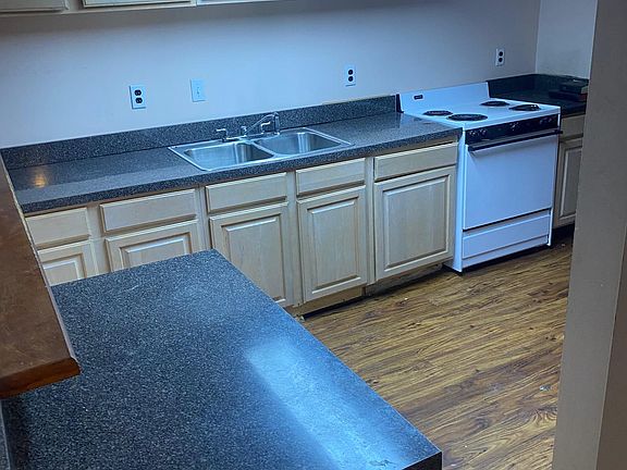 4th image of 17515 Parkside St