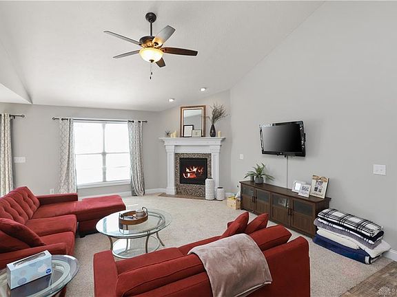 3rd image of 370 Sunset Dr
