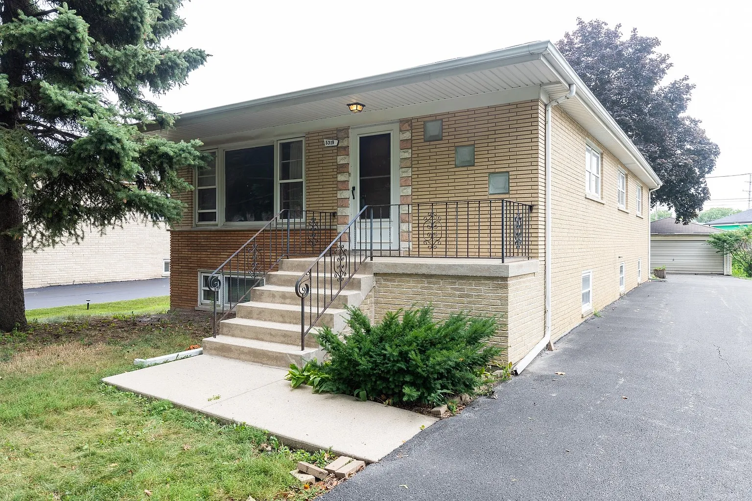 5319 S Madison Ave photo 1