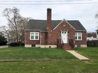 648 Oak Neck Rd, West Islip, NY 11795