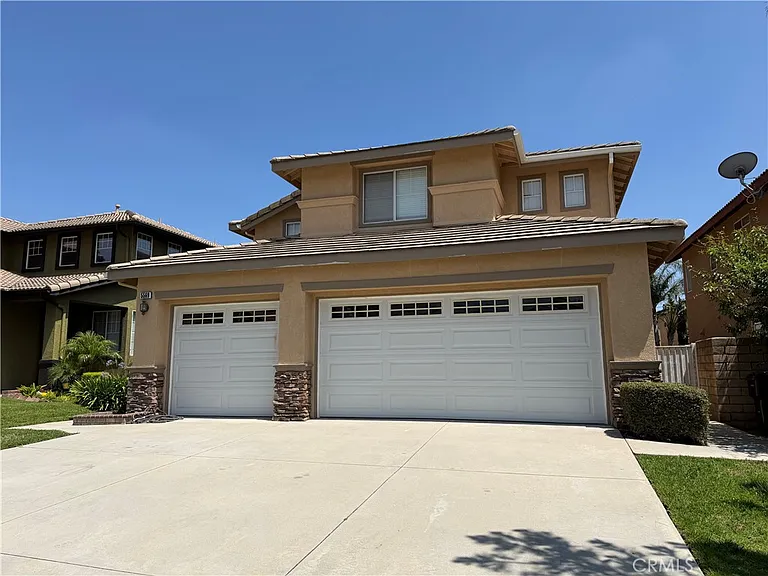 5569 Hunt Club Dr — Photo 3