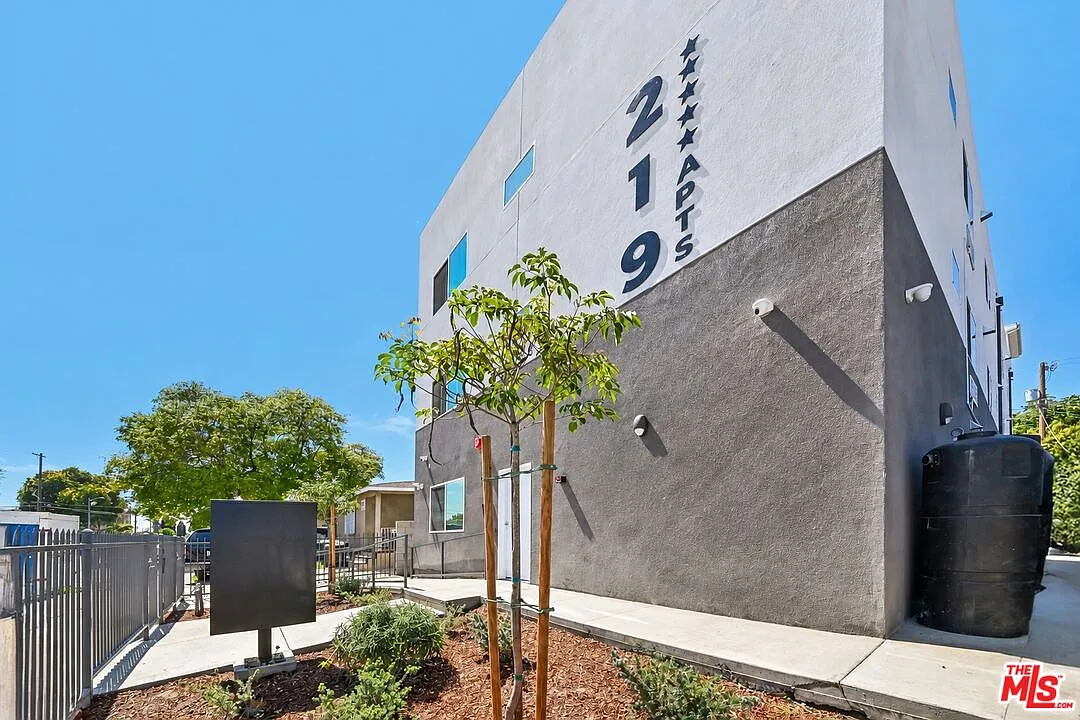 1 bed, 1.0 bath, 405 sqft, $1,999 — Photo 1