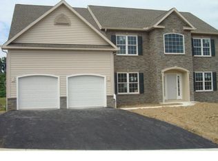 6 Goldeneye Dr, Sinking Spring, PA 19608