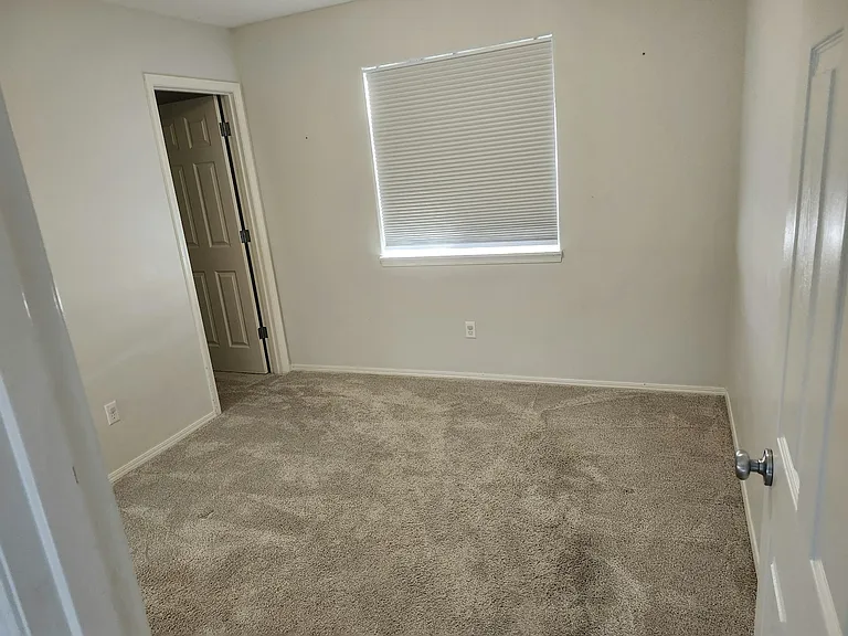 203 NE 55th Ave — Photo 25